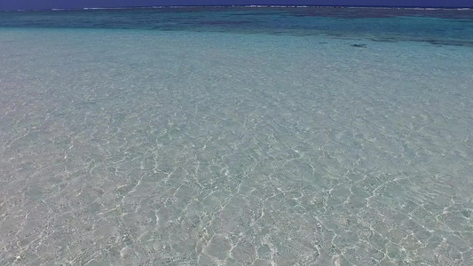 海浪附近海面蓝色海洋和白色沙滩背景的豪华岛屿海滩冒险视频