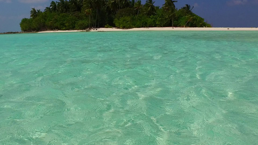 以蓝海为例在沙滩附近有白色沙子背景的蓝色海滨生活方式视频