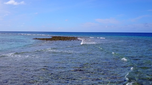 蓝色绿色海洋和接近冲浪的白色沙滩背景风光晴朗的天堂视频