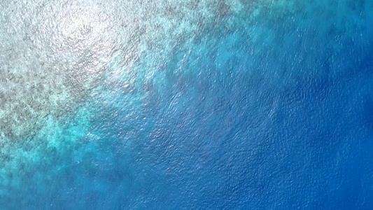 海洋海岸海滩度假的蓝色海和接近冲浪的白色沙沙背景的视频