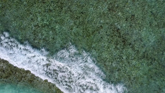 水蓝色的海水和沙洲附近的白色沙滩背景对宁静泻湖海滩视频