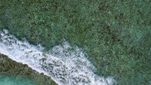 水蓝色的海水和沙洲附近的白色沙滩背景对宁静泻湖海滩10秒视频