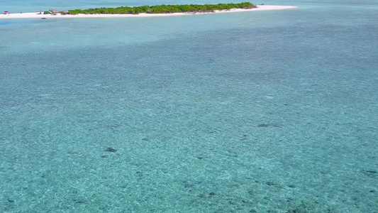 蔚蓝的大海和靠近海浪的干净沙滩背景完美海岸海滩度假视频