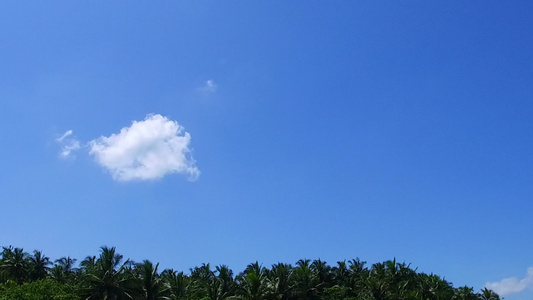 浅海在度假胜地附近有白色沙子背景的浅海间断开海洋岛屿视频