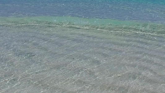 沙洲附近有白沙背景的浅海阳光明媚的海景海滩度假视频