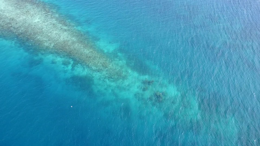 沙巴附近有白色沙子背景的海滨蓝水蓝色海风上豪华海滩视频