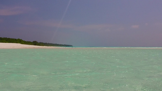 蓝色环礁湖和靠近度假胜地的白沙底蓝色海滨豪华海岸线视频