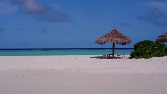 环绕蓝海日出后有白色沙子背景的蓝海航行远洋飞行视频
