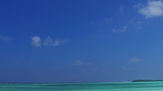 阳光明媚的热带海岸海滩假日旅行环礁湖和白沙背景靠近视频