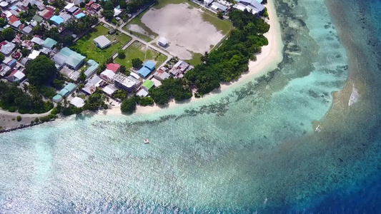 明亮的沙滩背景与海浪相近在清澈的水面和光亮的沙地背景视频