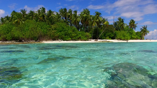 蓝海白沙背景与冲浪相近的蓝海阳光明媚的天堂环礁湖海滩视频