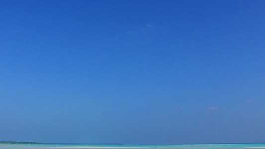 以蓝海和日落前浅沙背景为例的宁静海岸沙滩度假旅游活动视频