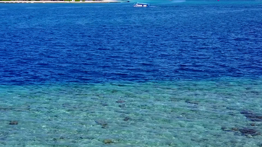 沙洲附近有明亮沙质背景的透明海洋豪华海滨海滩旅行的视频