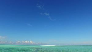 放松旅游海滩航行沿蓝色海洋和靠近海浪的浅沙底浅蓝背景12秒视频