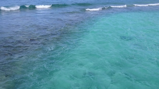 海滨海滨海滩时间的宽角旅游由靠近度假胜地具有清洁沙土视频