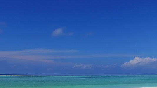 阳光明媚的美丽旅游海滩假日日出后蓝水和清洁沙沙本背景视频