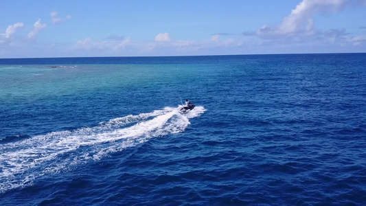 以棕榈附近的水蓝水和白沙滩背景为特色的海滨生活方式视频