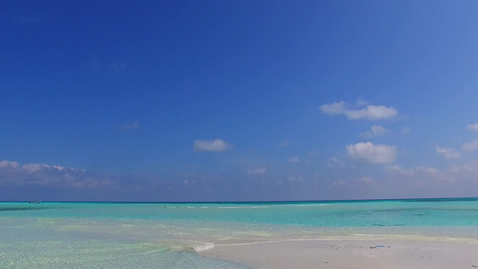 紧紧环绕着完美旅游海滩度假的风景海平面是蓝色的水域视频