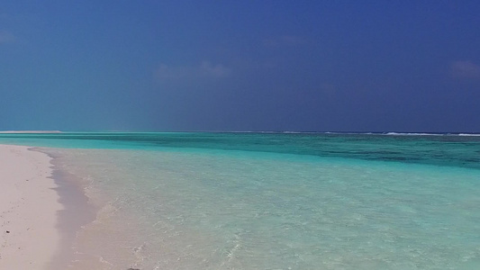 用透明的海洋和棕榈附近的干净沙子背景复制海洋旅游海滩视频