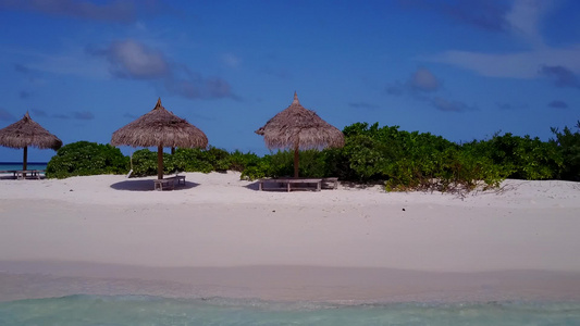 阳光下白沙背景蓝海豪华海景海滩航行的阳光海景视频