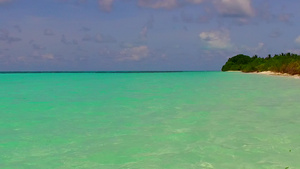 蓝色环礁湖珊瑚礁附近有清洁沙滩背景的蓝礁湖沿海岸海滩11秒视频