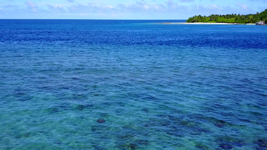 蓝色环礁湖和沙滩附近的白沙本背景的完美度假胜地海滩视频