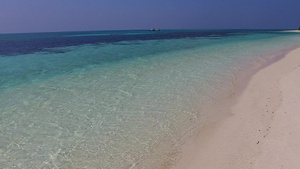 由海浪附近有白沙背景的绿松石环礁湖进行的宁静海岸海滩12秒视频