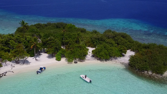 热带海滨海滩生活方式的夏季风景以透明水和靠近度假胜地视频