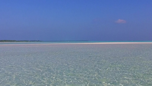 日落前蓝色环礁湖和白色沙滩背景的热带海岸海滩假日暖视频