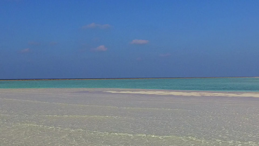 热带度假胜地海滩在靠近度假胜地的浅海和白沙底背景间断视频