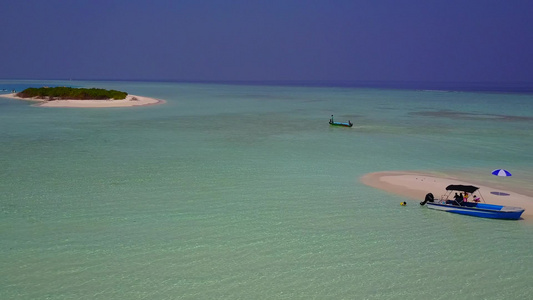 田园诗般的海滨海滩之旅的晴朗天空蓝色的海洋和礁石附近视频