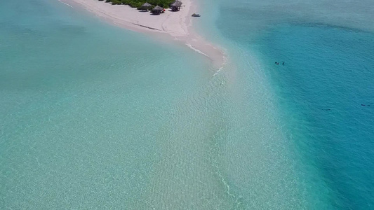 浅水和沙滩附近清洁沙尘背景的浅水海滨之行阳光明媚的视频