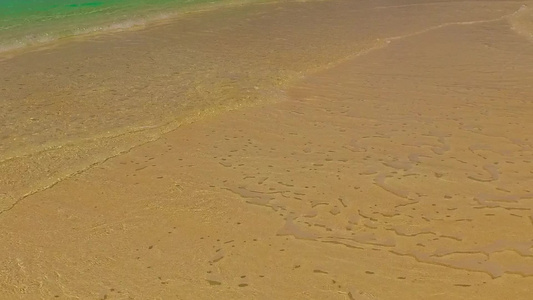 利用蓝海和阳光下白沙背景进行宁静的环礁湖海滩探险旅行视频