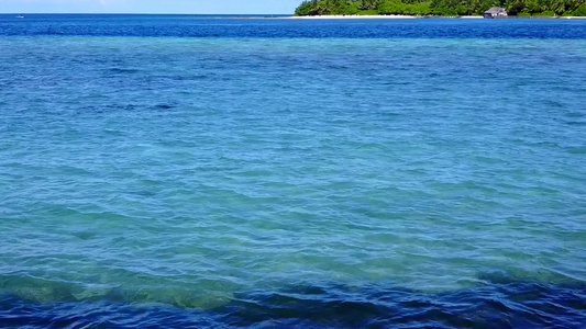 在日落前有白色沙子背景的蓝色环礁湖放松旅游海滩旅行视频