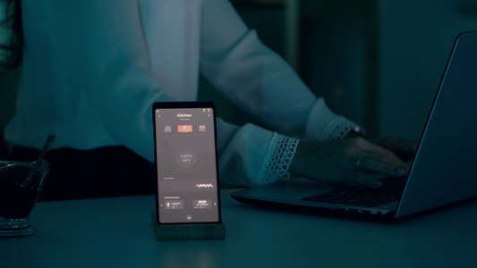 妇女用自动化照明系统在家中打笔记本电脑打字视频