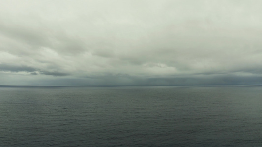 海景蓝海有云和岛屿的天空视频