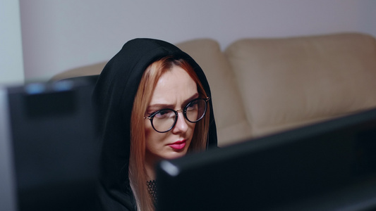 使用超级计算机曝光通缉女性黑客的一张照片视频