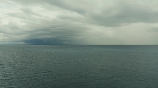 海景蓝海有云和岛屿的天空视频