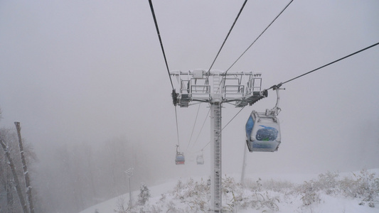 从有线汽车Gondola在大雪中移动的视野视频