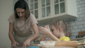 妈妈和女儿一起做曲奇饼干20秒视频