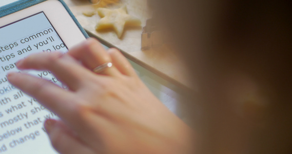 女人用食谱做曲奇饼视频