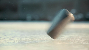 冰场上的黑曲棍球的快速旋转13秒视频