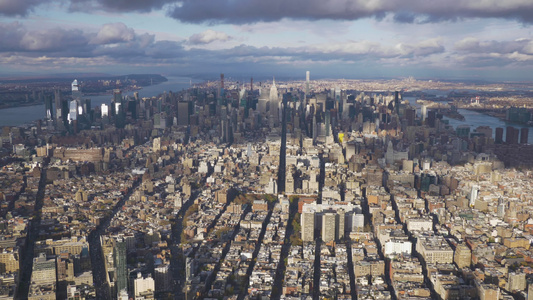 曼哈顿市的景象在阳光明媚的白天空中观察纽约新城市美国视频