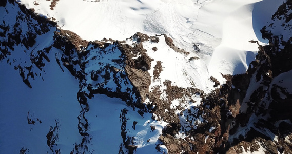 人们在雪山顶上视频