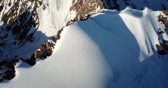 人们在雪山顶上视频