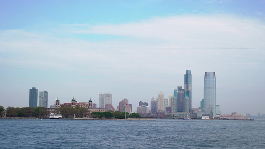 海湾和纽约市附近的一艘游艇视频
