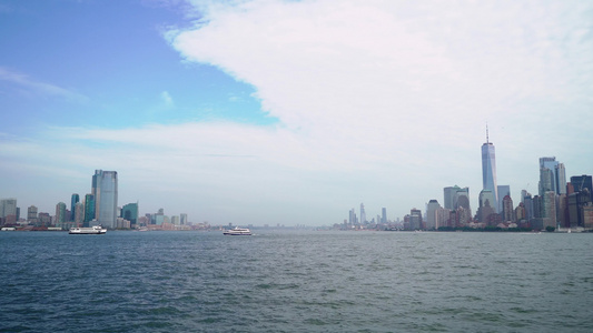 Hudson海湾布鲁克林桥和下曼哈顿的塔楼纽约市附近视频