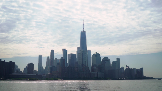 Hudson海湾和下曼哈顿的塔楼纽约城附近有一艘游艇视频