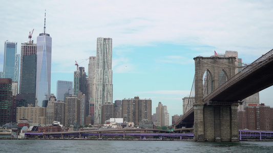 Hudson海湾布鲁克林桥和下曼哈顿的塔楼纽约市附近视频