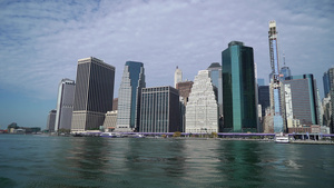 Hudson海湾曼哈顿的塔楼纽约城附近有一艘游艇8秒视频
